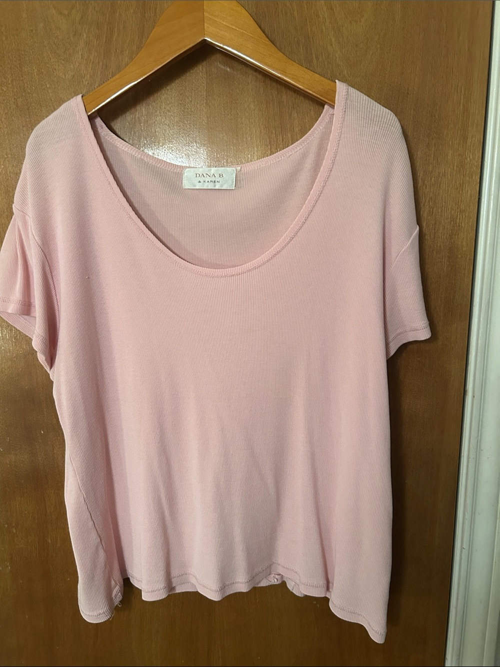 Dana Buchman Pink Short Sleeve Scoop Neck Top. L